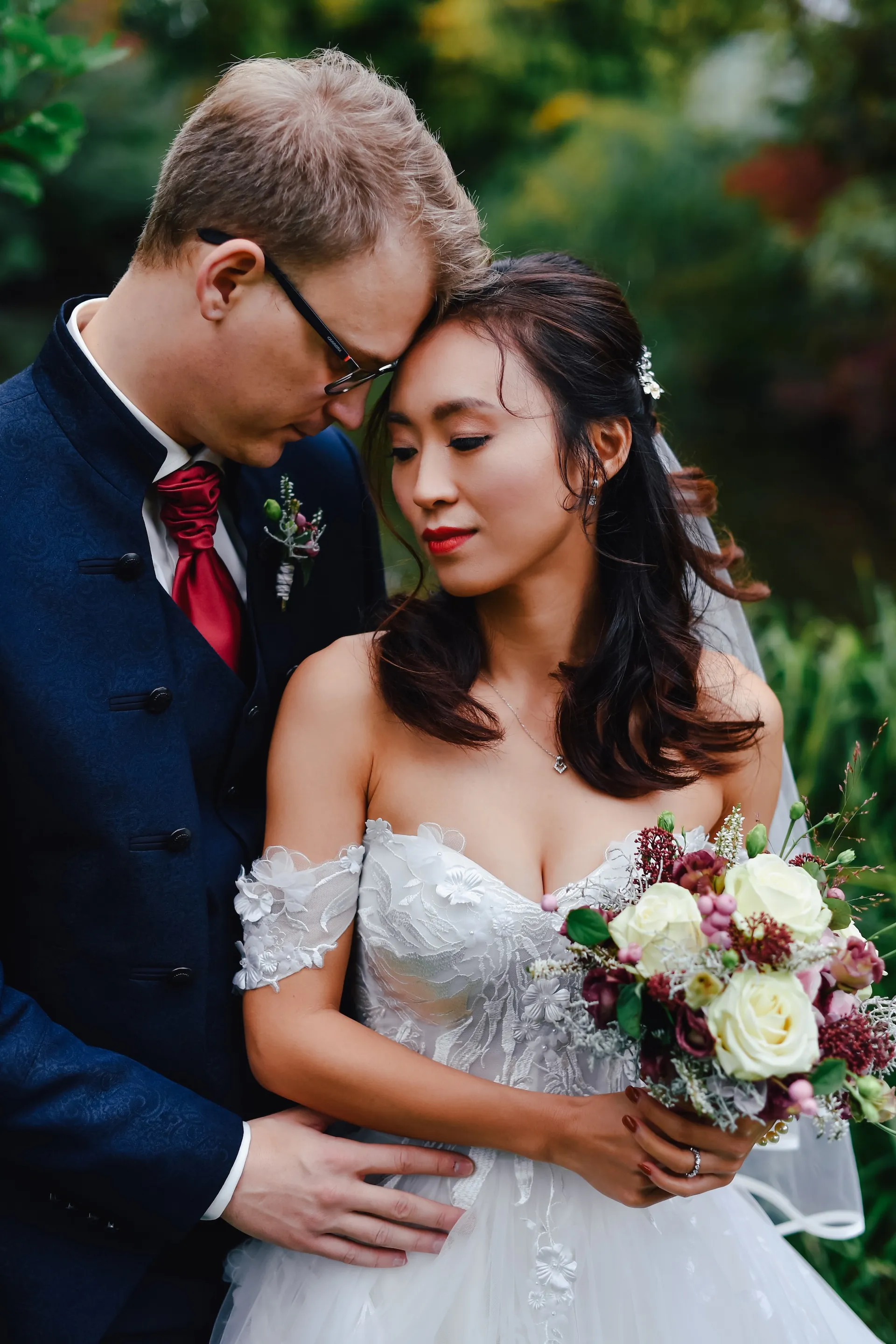 Bräutigam hält Braut in den Armen