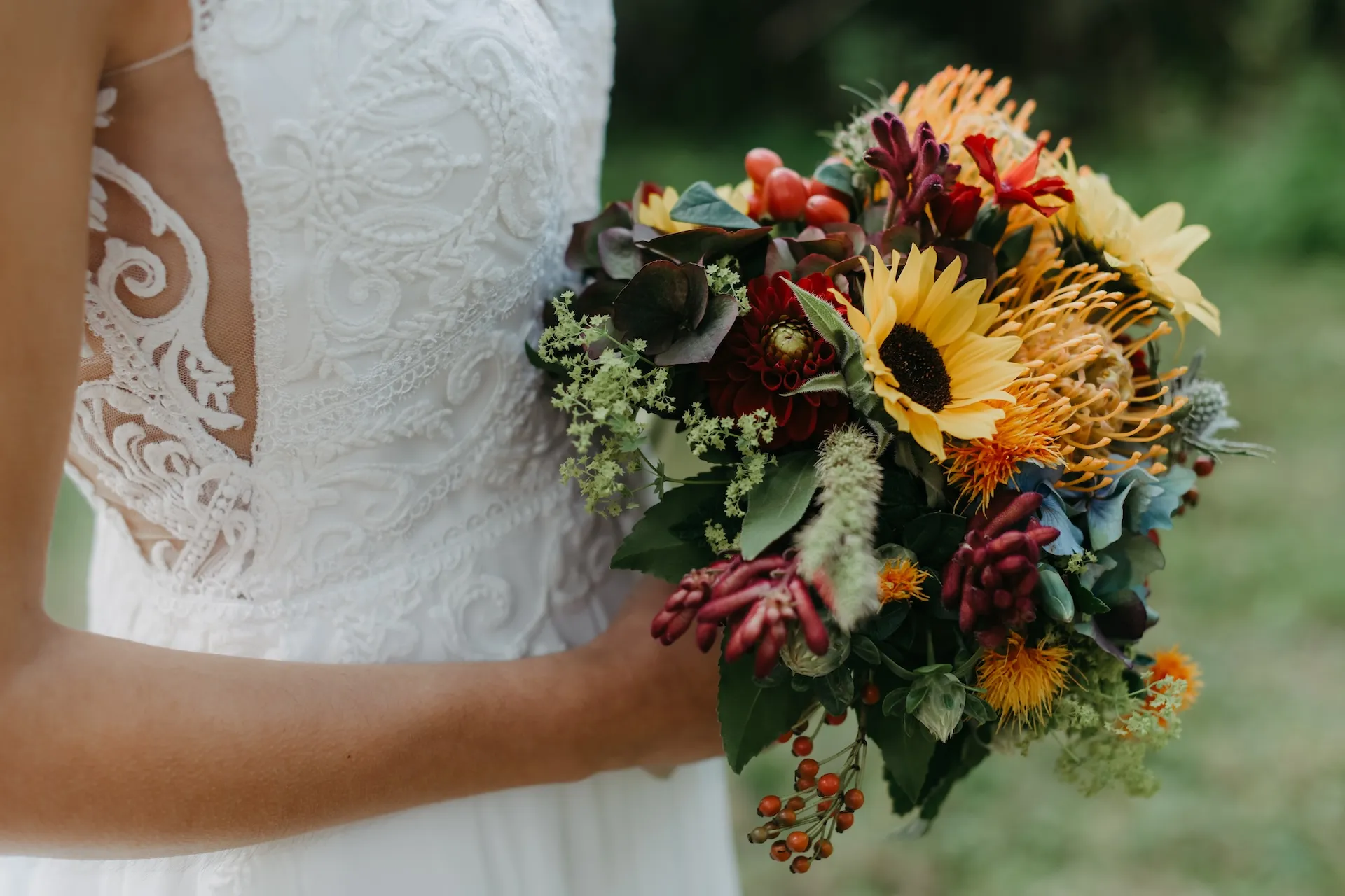Braut hält Blumenstrauß Nahaufnahme