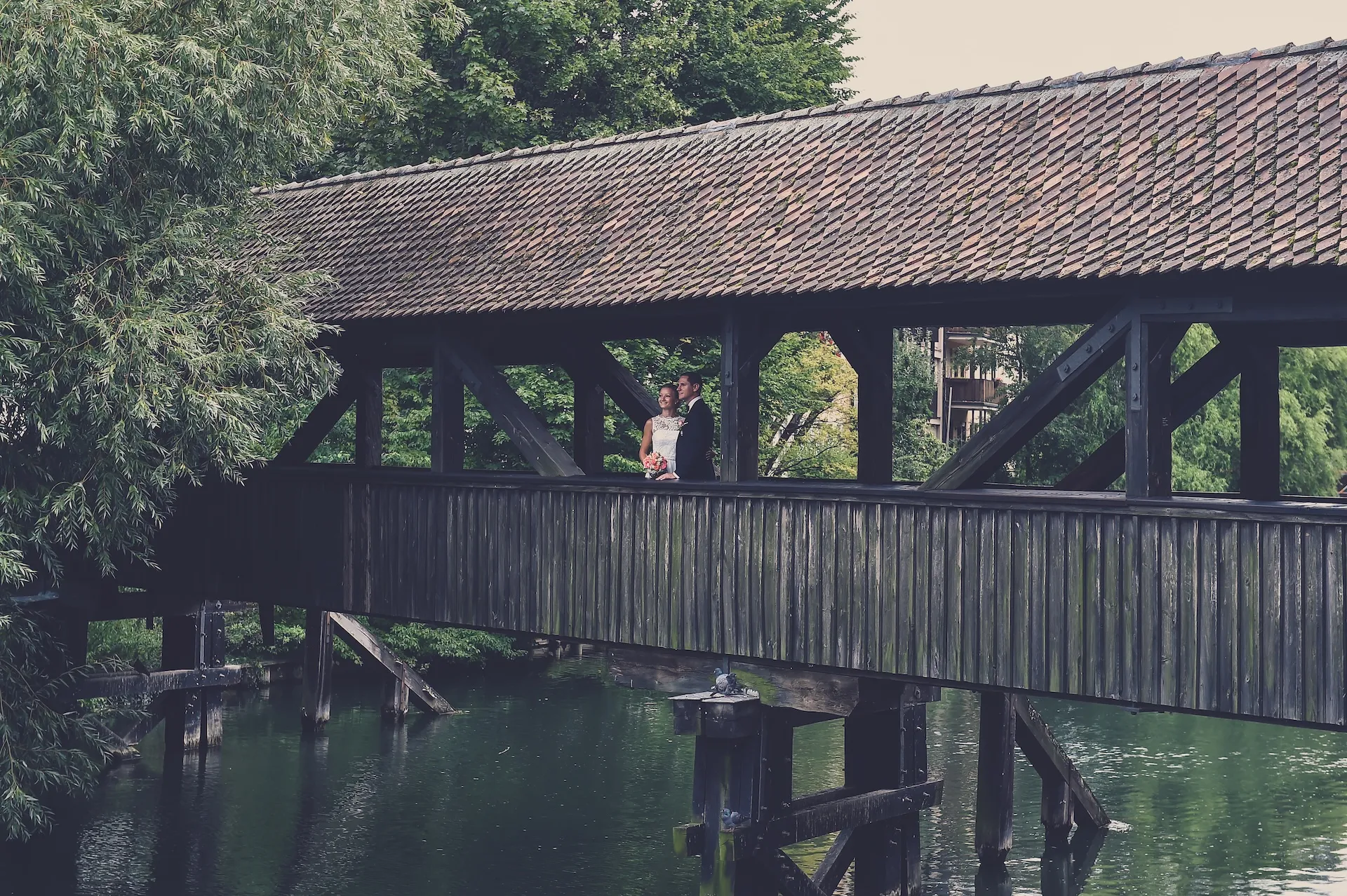 Brautpaar auf alter Holzbrücke Fotoshooting