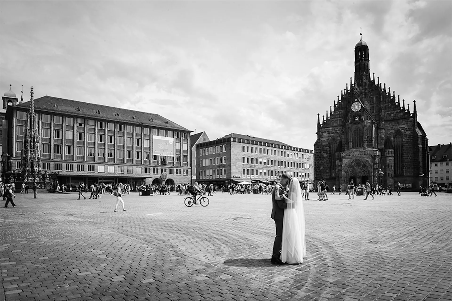 Brautpaar vor dem Standesamt am Hauptmarkt 18 in Nürnberg