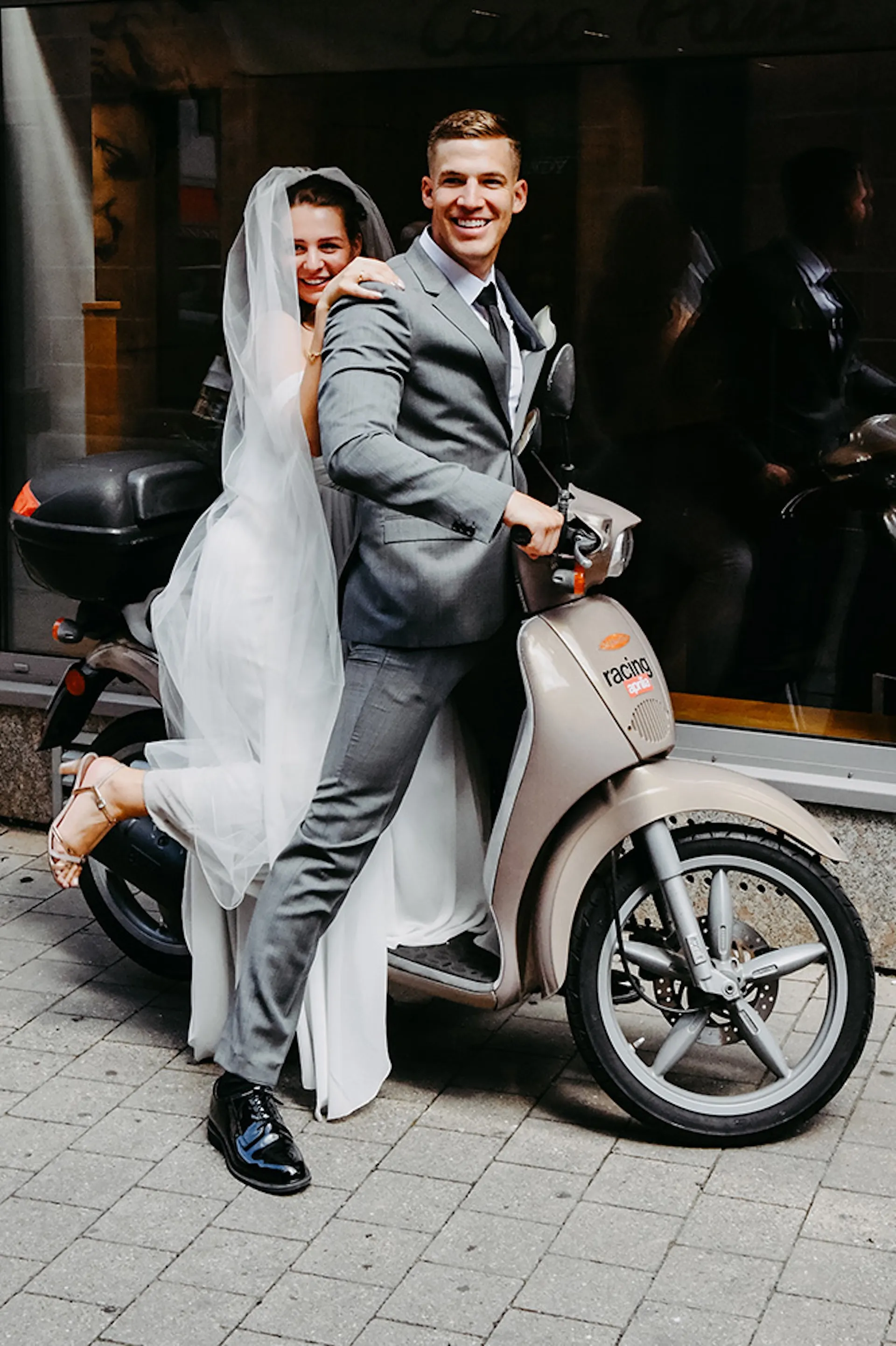Brautpaar auf Roller