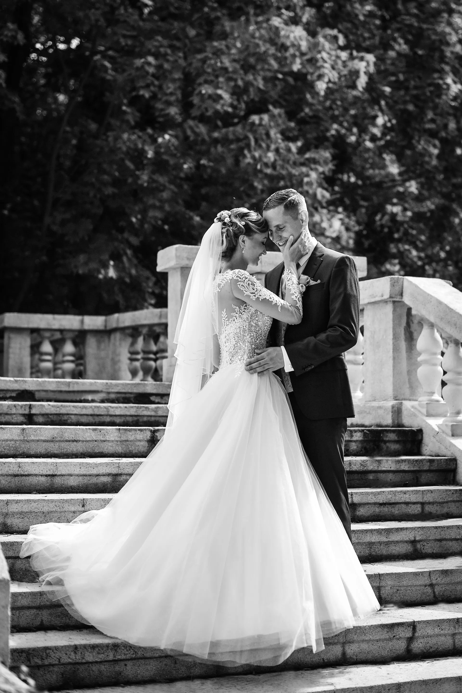 Brautpaar auf Treppe Schwarzweiß