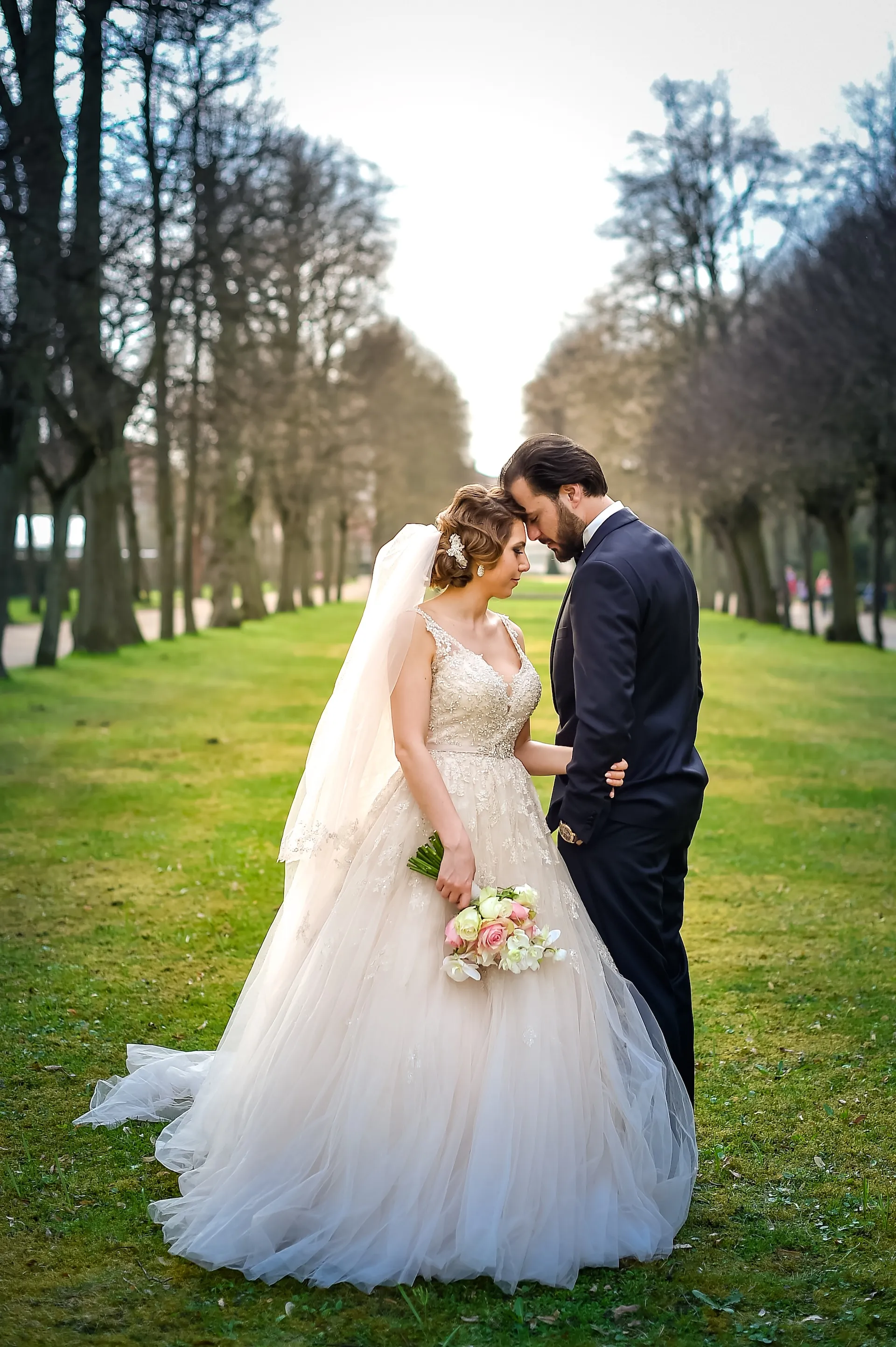 Brautpaar Fotoshooting auf grüner Wiese