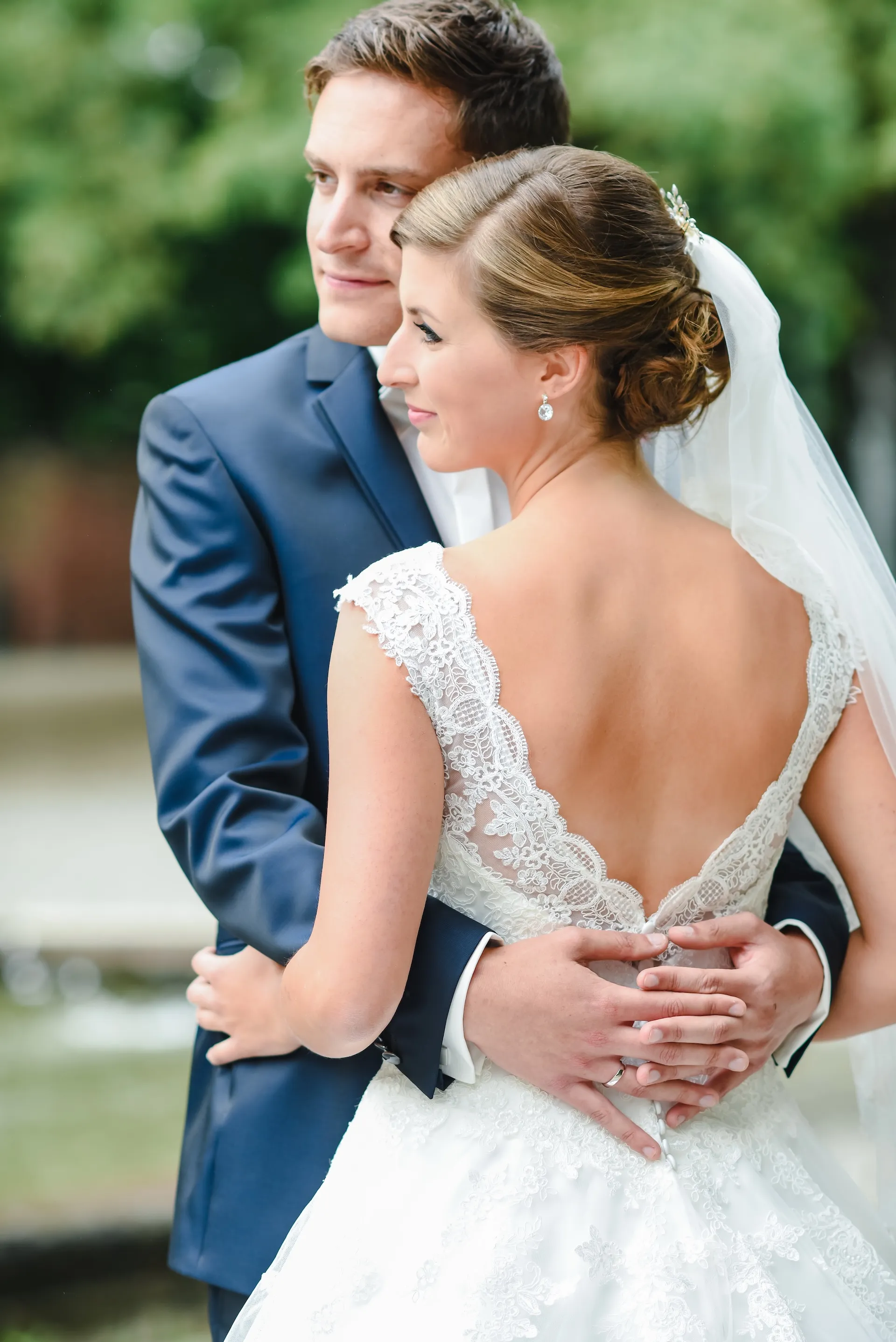 Brautpaar in den Armen