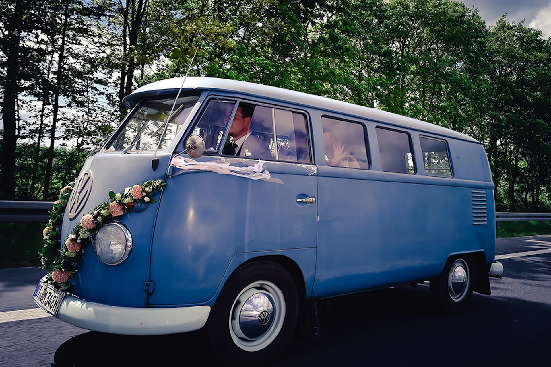 Brautpaar im Oldtimer Bully