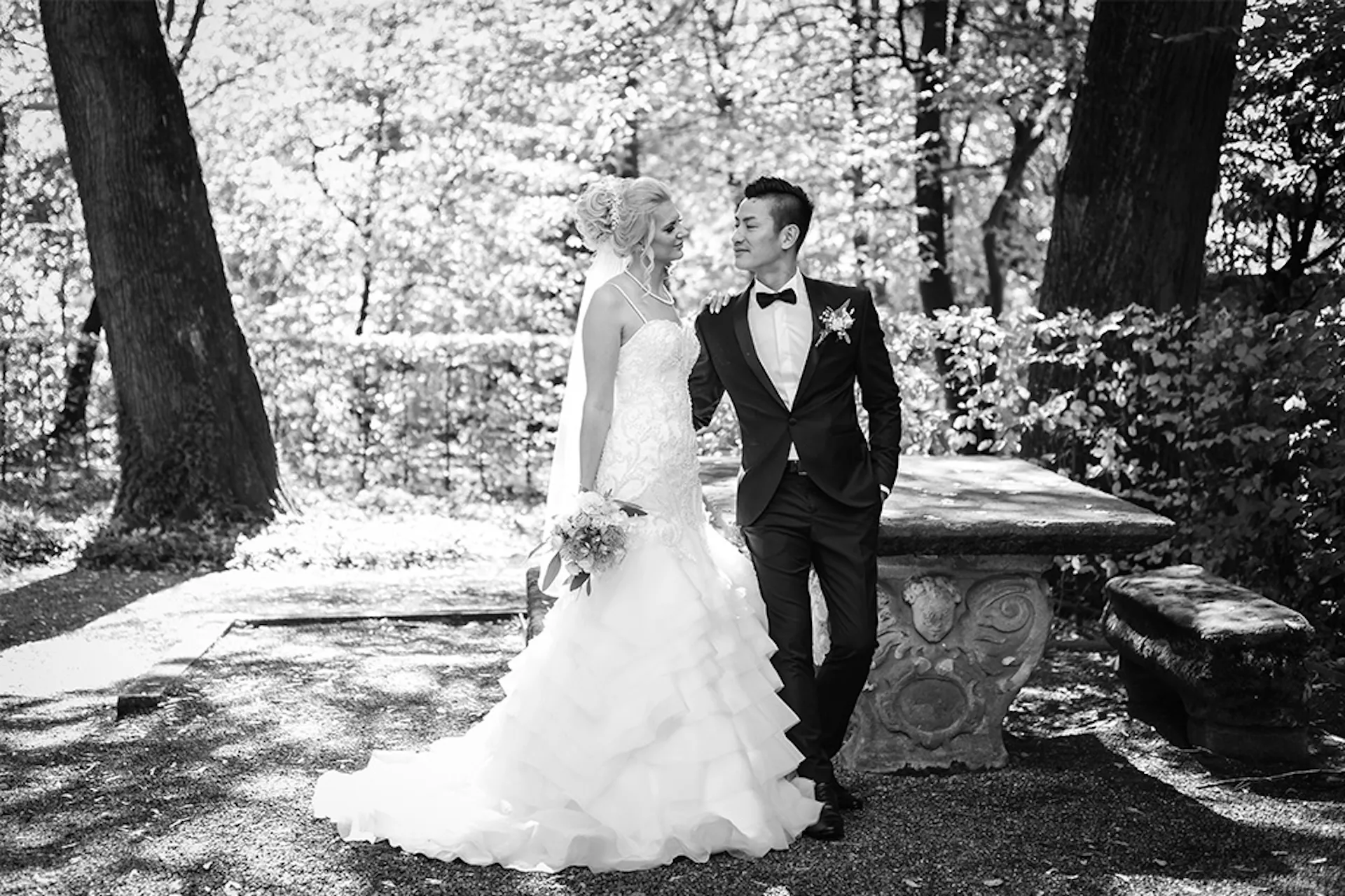 Brautpaar im Park Schwarzweiß