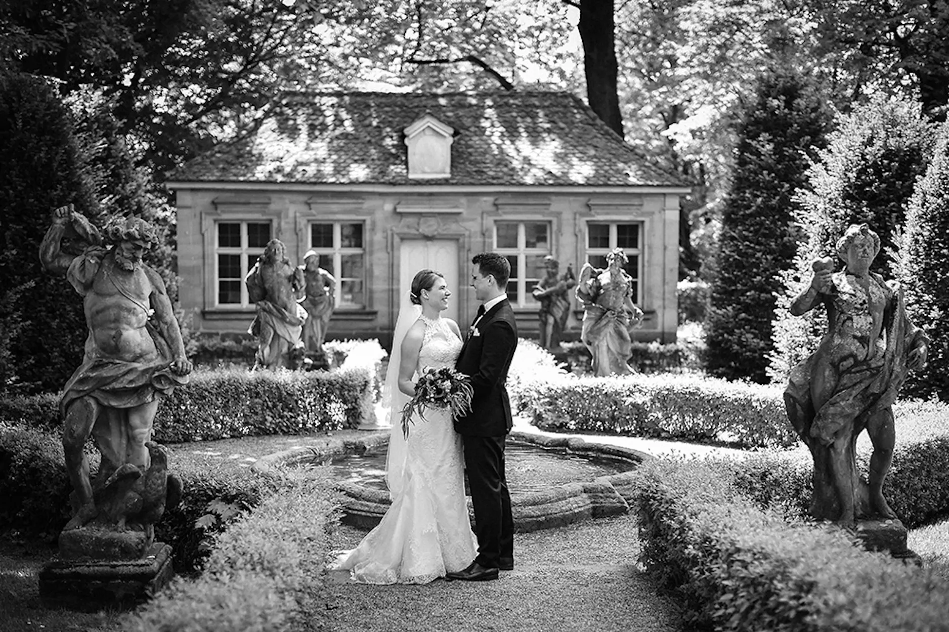 Brautpaar im barocken Schlossgarten in Schwarzweiß