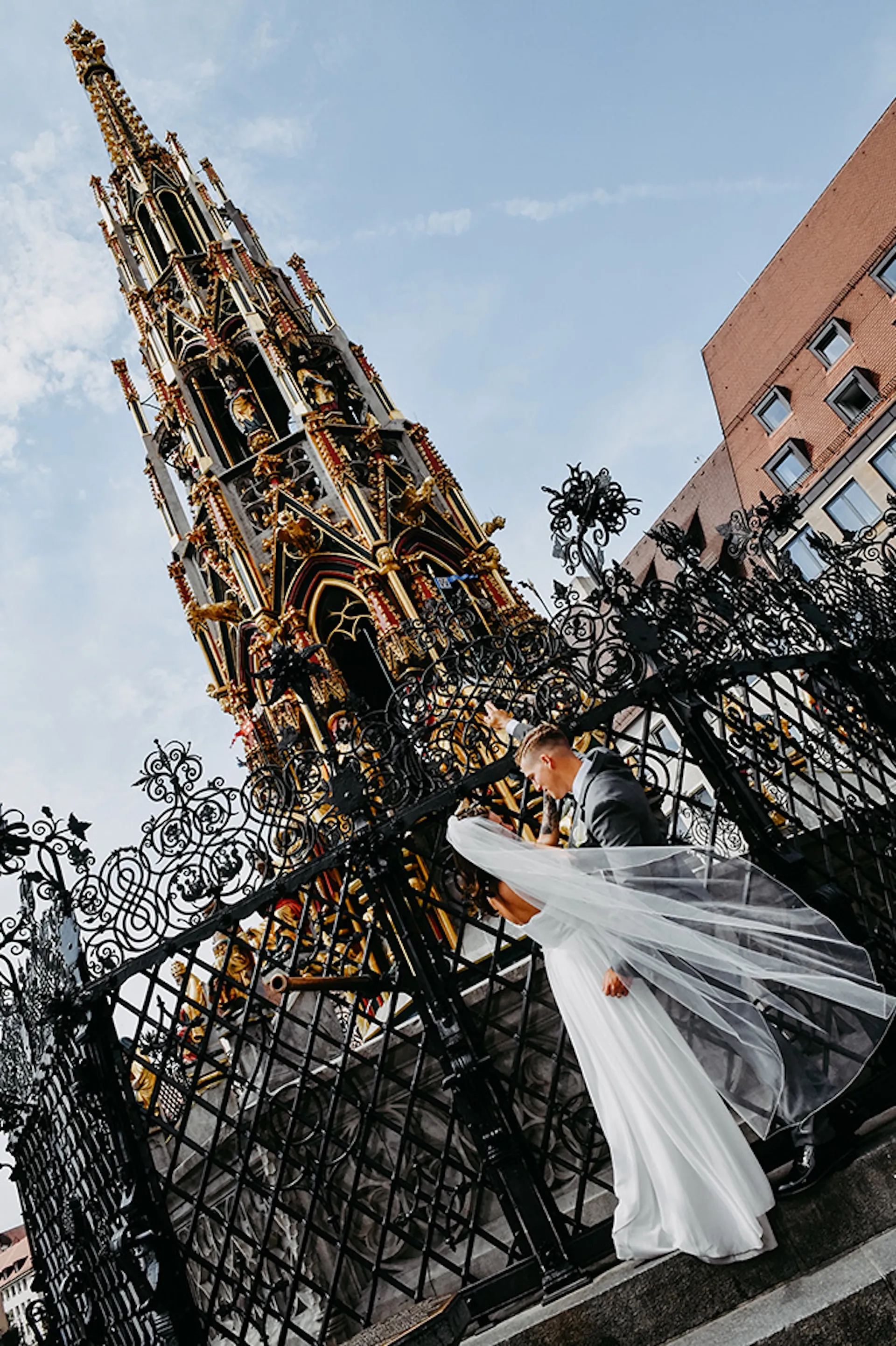Schöner Brunnen Hauptmarkt Nürnberg Brautpaar